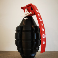 Grenade noire et rouge