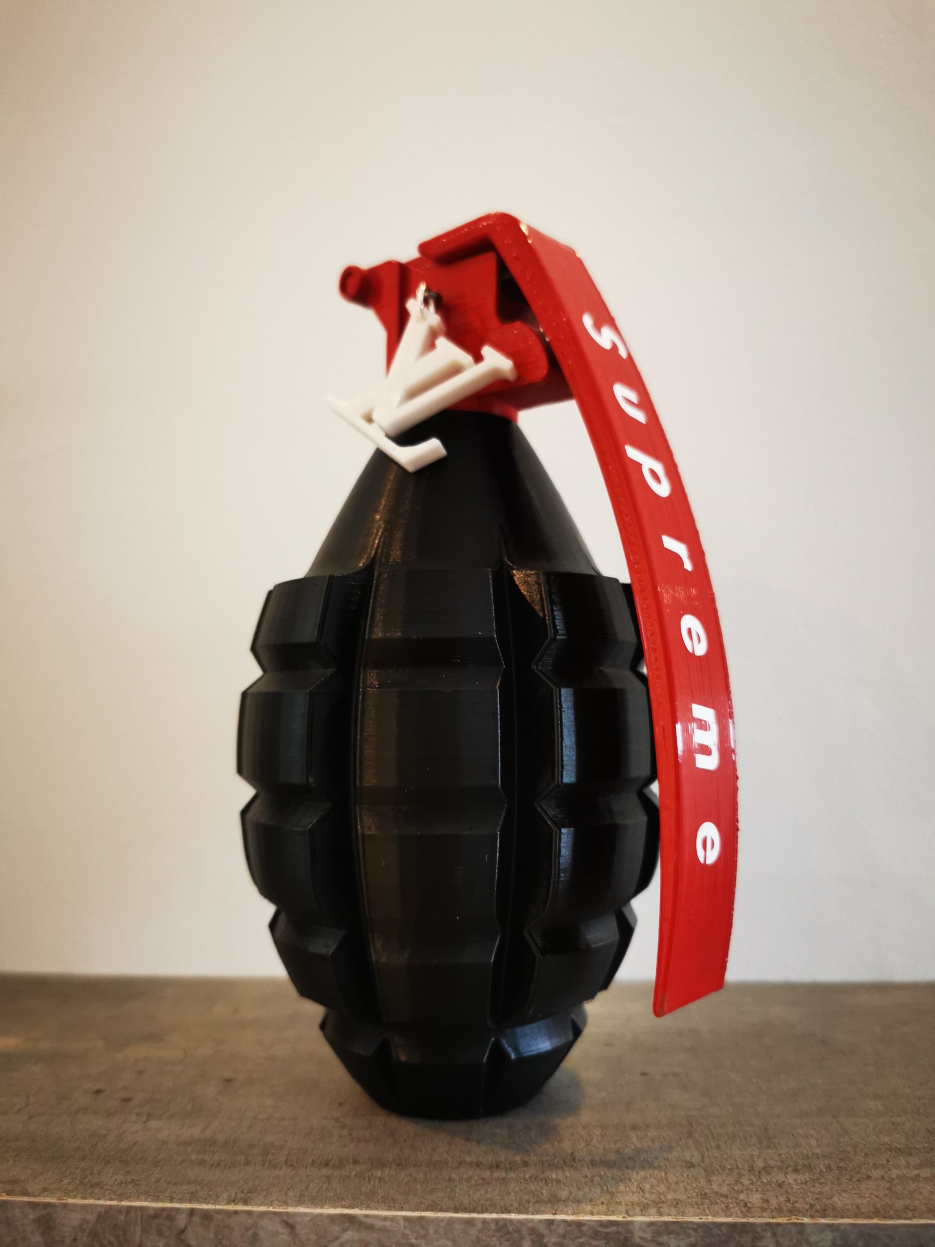 Grenade noire et rouge