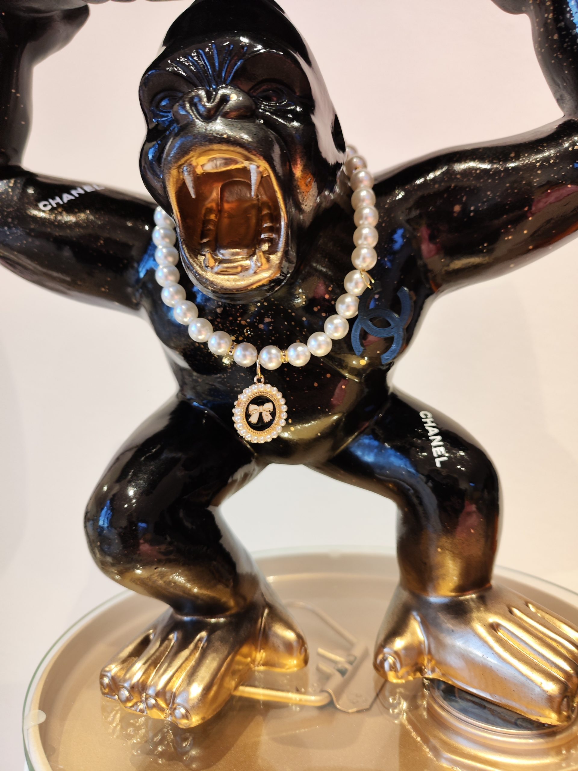 Gorille tonneau noir et or – Image 4