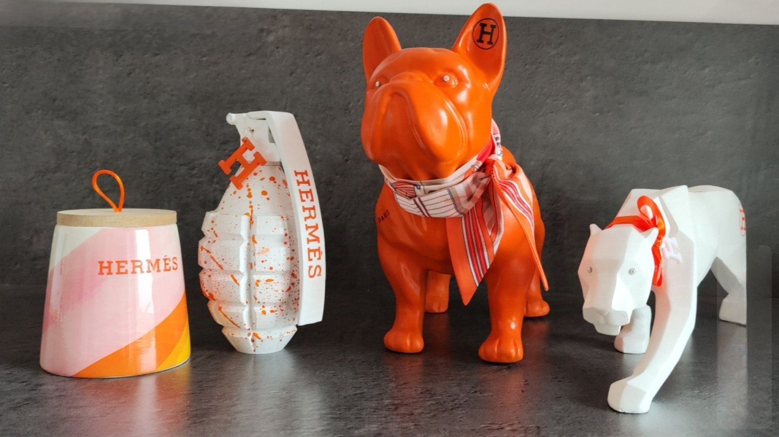 Afficher l'image dans des décorations personnalisable jouster, avec des poulains d'orange et blanc.