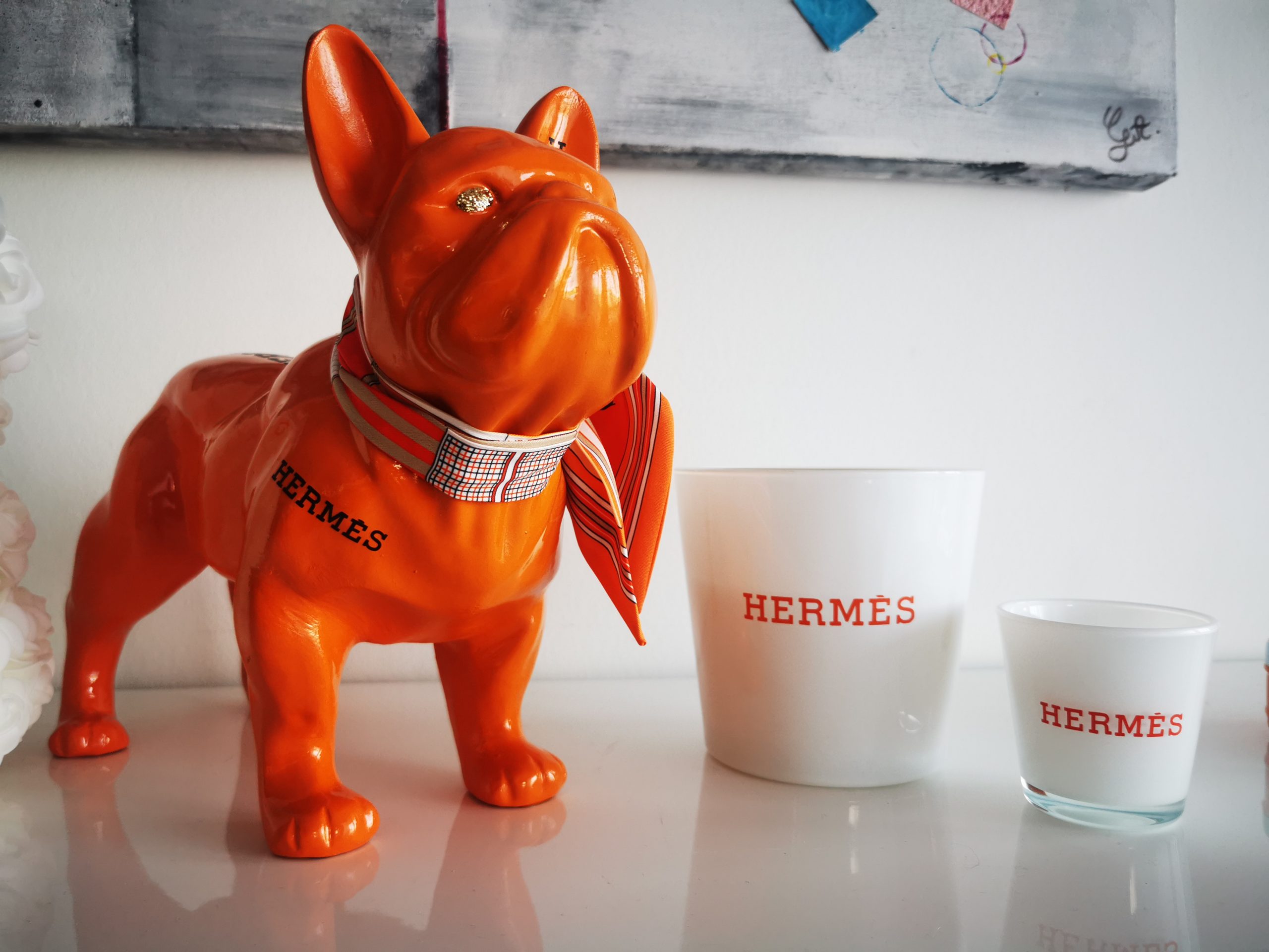 Figurine chien orange à foulard rouge et blanc